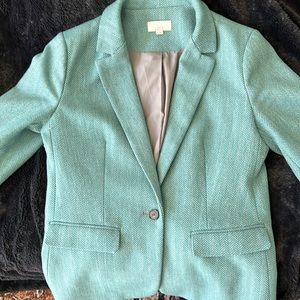 Great blazer dress it up or casual. Machine washable and lined.